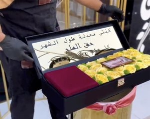 حق الملح.. شاب يهدي زوجته 30 ليرة ذهب