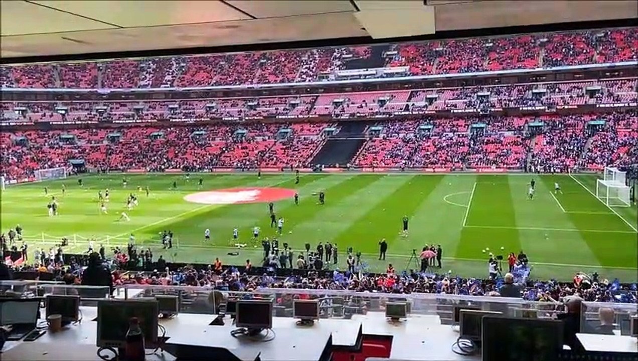 Watch as Brighton and Hove Albion fans welcome the team onto the pitch ahead of their FA Cup semi-final against Manchester United