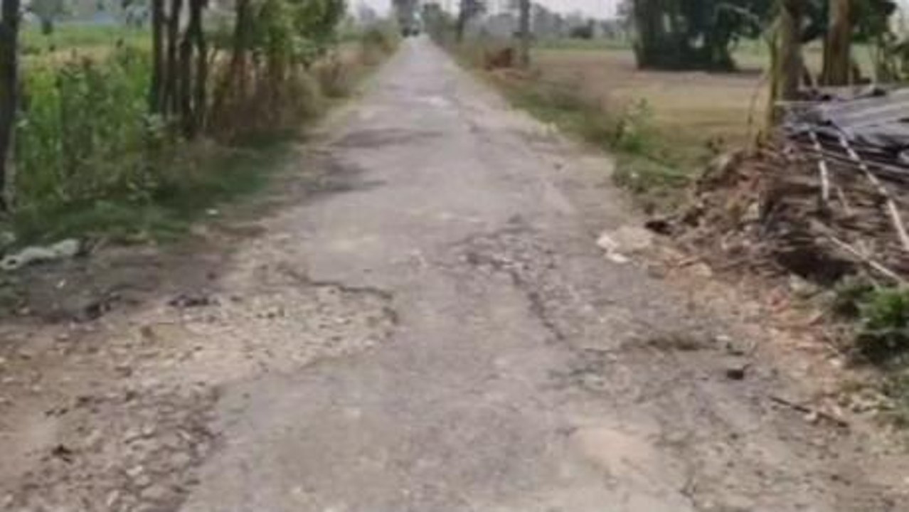 कुशीनगर: सीएम योगी का गड्ढा मुक्त दावा हुआ फेल, सड़के पड़ी गड्ढा युक्त