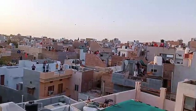 पतंगों से अटा शहर का आकाश, सड़कें सूनी