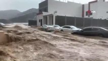Suudi Arabistan'ı sağanak yağış vurdu, caddeler sular altında kaldı