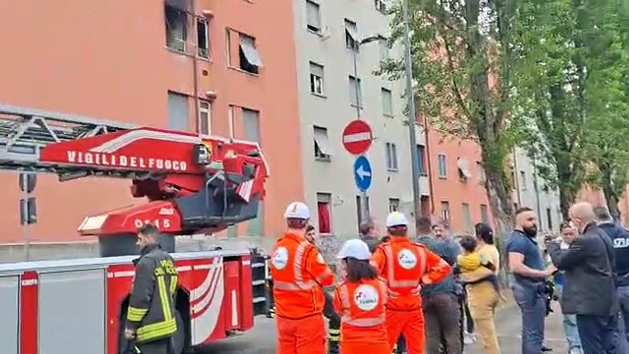 Milano, incendio in un appartamento di viale Aretusa: vigili del fuoco in azione