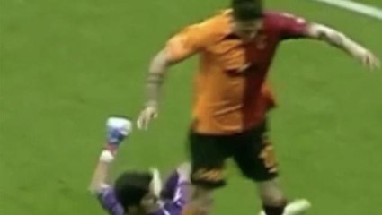 Taraftar öfkeli! Galatasaray'ın penaltı beklediği pozisyon ortalığı karıştırdı