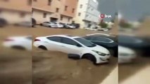 Suudi Arabistan'ı şiddetli yağış şok etti! Arabistan'da araçlar boş alan atıldı, caddeler sular altında kaldı