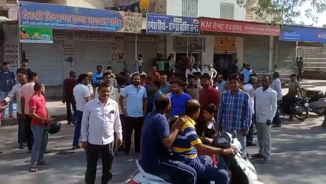 चोरियों पर फूटा गुस्सा, रास्ता रोका, विरोध जताया