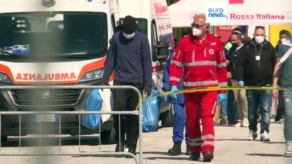 Vagas de migrantes continuam a chegar a Itália