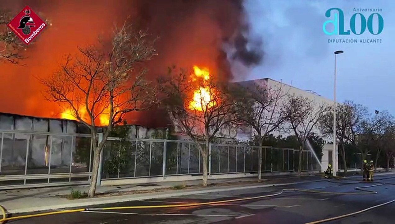 Un espectacular incendio en la fábrica de Caste...