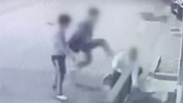 [뉴스라이더] 왜 쳐다봐 행인 무차별 폭행한 만취 10대 / YTN