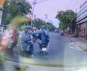 Bị giật dây chuyền vàng khi dừng đèn đỏ ở Thủ Đức, đôi vợ chồng ngã xuống đường suýt xảy ra tai nạn
