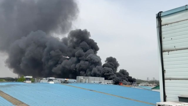 플라스틱 제조 공장에서 불...대응 1단계 발령 / YTN
