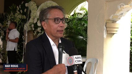 下载视频: Mar Roxas pays his respects to the late Albert del Rosario