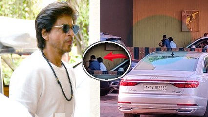 Shah Rukh Khan, Gauri Khan Pamela Chopra की Prayer Meet पर Emotional, Media से छिपते दिखे! Video