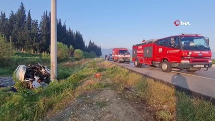 Tire'de minibüs elektrik direğine çarptı: Karı koca yanarak can verdi