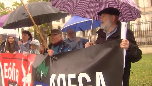 Multitudinaria protesta en Santiago de Compostela contra la instalación de macroparques eólicos