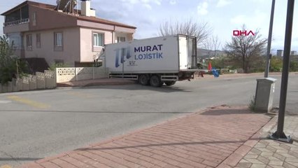 FRENİ BOŞALAN KAMYON, ÇARPTIĞI DUVARDA ASKIDA KALDI