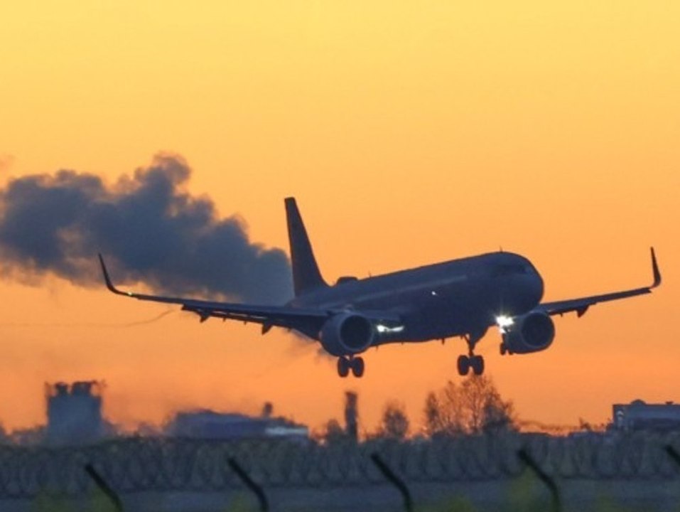 Erster Evakuierungsflug aus dem Sudan in Berlin gelandet