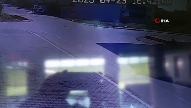 SAĞINA SOLUNA BAKMADI, OTOMOBİL İLE ÇARPIŞTI