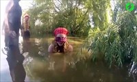 Il tente de capturer un crocodile les yeux bandés