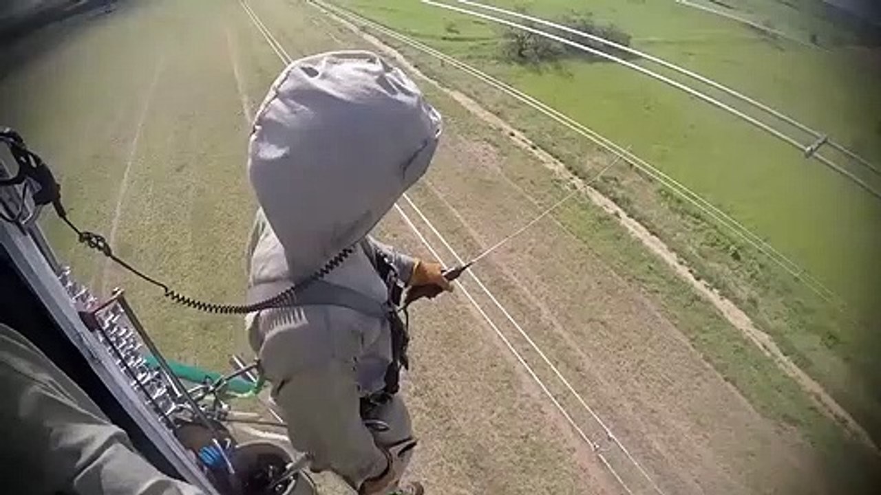 Intervention en hélicoptère sur des lignes électriques à haute tension... métier très dangereux