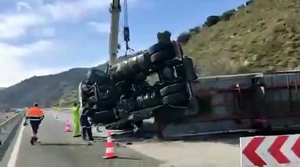 Une grue tente de redresser un camion accidenté... Trop lourd