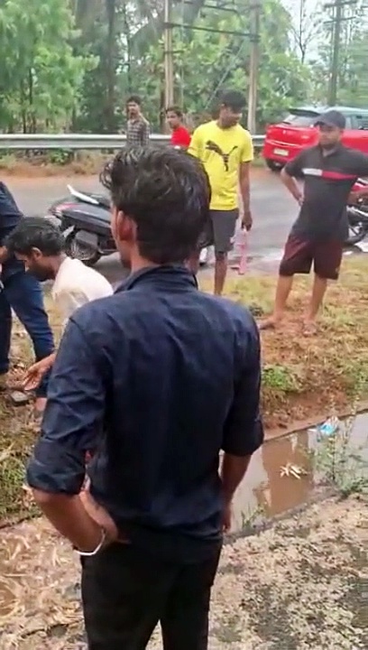 Watch: கோவையில் கொட்டப்பட்ட கேரள கோழிக் கழிவுகள்!- உள்ளூர்வாசிகள் செயலால் கழிவுகளை அள்ளி சென்ற மர்ம நபரகள்!