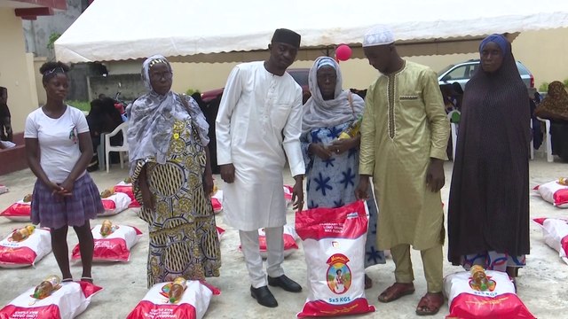L’ONG Solidarité et Vie fait dons de vivres à une cinquantaine de veuves du quartier Anador, dans la commune d’Abobo
