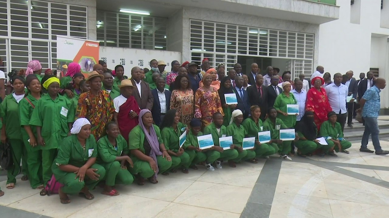 Des jeunes d’Abobo reçoivent des chèques de 120 000 FCFA pour la réalisation de leurs projets