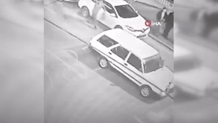 Bursa'da yolun karışına geçen aileye otomobilin çarptığı anlar kamerada