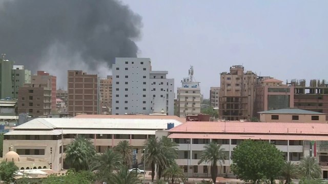 اليوم العاشر من اشتباكات #السودان.. دول عديدة تجلي رعاياها.. وسط تفاقم للمأساة الإنسانية وتزايد أعداد الضحايا.. و #الدعم_السريع تؤكد: خطة مشبوهة بتنفيذ عمليات سلب ونهب وإلصاق التهمة بعناصرنا #الخرطوم #العربية