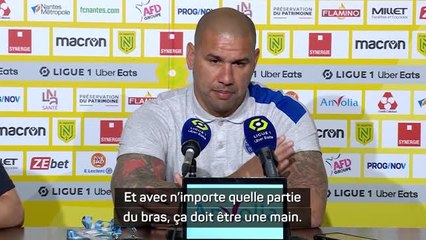32e j. - Kisnorbo : "Avec n'importe quelle partie du bras, ça doit être une main"