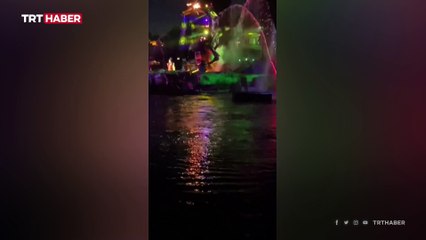 Disneyland'de mekanik ejderha, gösteri sırasında alev aldı