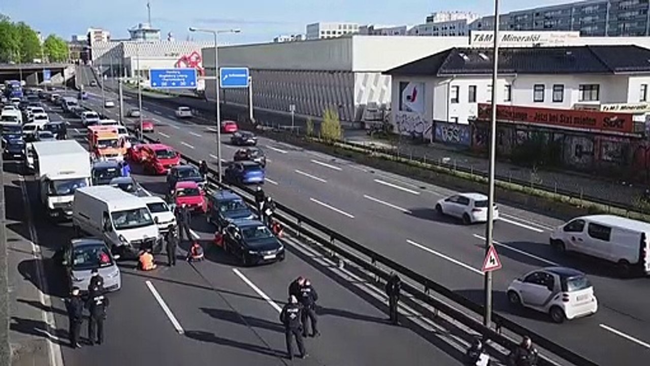 Mehr als 30 Blockaden von Klimaaktivisten in Berlin