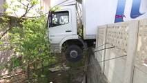 Freni boşalan kamyon bahçe duvarında asılı kaldı