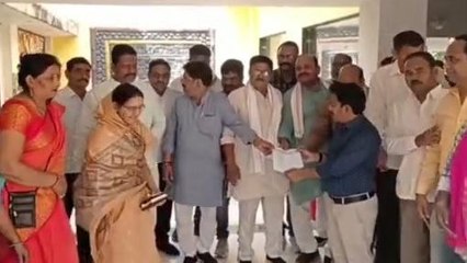 नरसिंहपुर: किसानों की समस्याओं को लेकर कांग्रेस ने किया कलेक्ट्रेट का घेराव