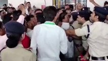 स्टेशन पर आपस में जमकर भिड़े कांग्रेस भाजपा कार्यकर्ता,पुलिस ने संभाला मोर्चा