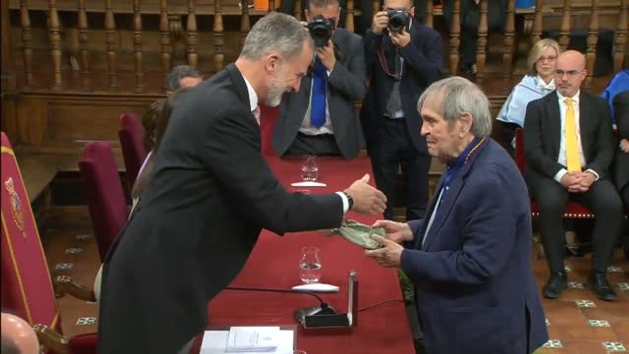 El rey Felipe VI entrega al poeta venezolano Rafael Cadenas el premio Cervantes