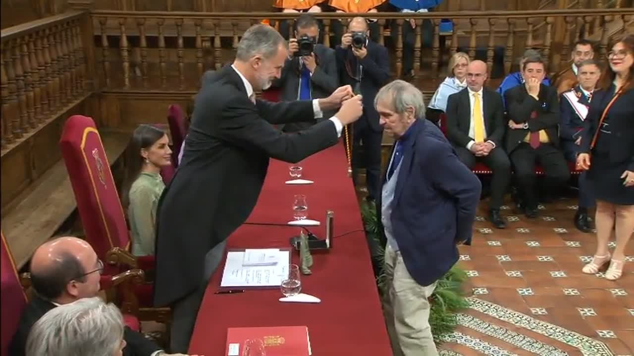 El rey Felipe VI entrega al poeta venezolano Rafael Cadenas el premio Cervantes