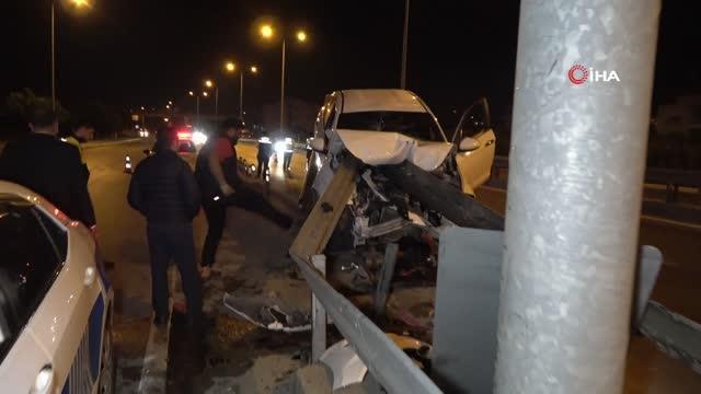 Manavgat'ta alkollü sürücünün kullandığı otomobil bariyere ok gibi saplandı: 1 yaralı