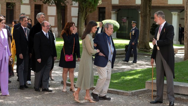El Rey ensalza la poesía de Rafael Cadenas, un gran poeta moderno