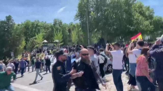 Cargas policiales y cánticos fascistas a las puertas del cementerio donde está Primo de Rivera