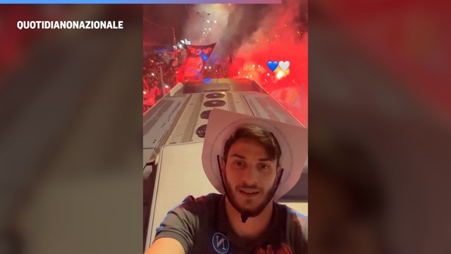 Osimhen, Kvaratskhelia e i tifosi del Napoli in delirio all'aeroporto