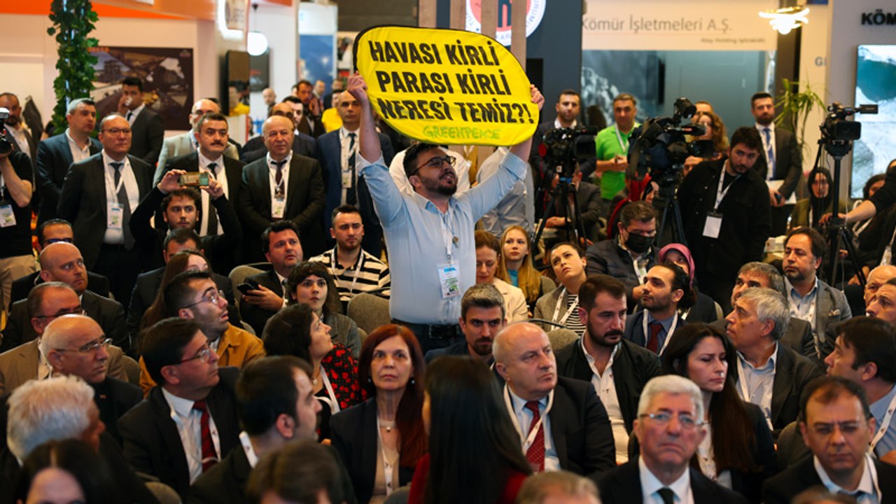 Greenpeace Akdeniz Genel Direktörü Türkiye’nin kömür politikasını Ankara’da protesto etti: “Havası kirli, parası kirli, neresi temiz?"