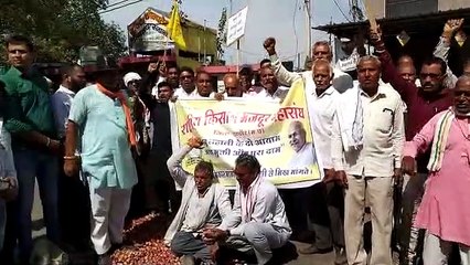 िसानों ने मंडी मे किया प्रदर्शन प्याज फेंके