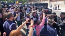 Falangistas se enfrentan a la Policía y claman contra la exhumación de Primo de Rivera