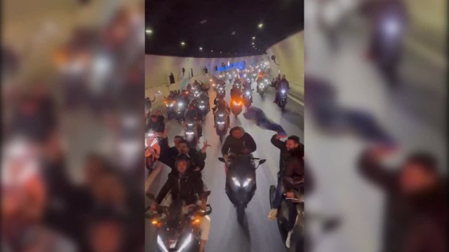 Locura absoluta en el aeropuerto de Nápoles recibiendo a su equipo tras la victoria contra la Juventus en Turín