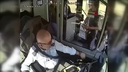 Öğretmeni çocuğu halk otobüsünde unuttu, sefer 'teşekkür öpücüğüyle' son buldu