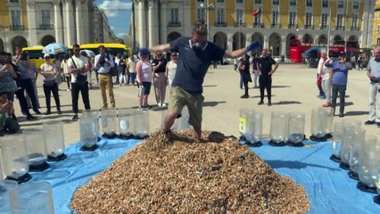 No Comment : un militant écologiste allemand s'attaque aux mégots de cigarettes