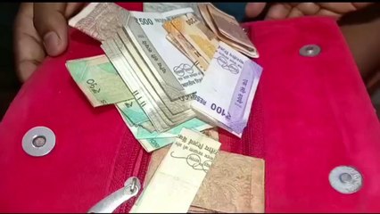 উঃ২৪পঃ রাস্তায় মিলল প্রচুর টাকা ! পেয়েই যুবক যে কাণ্ড ঘটিয়ে ফেলল