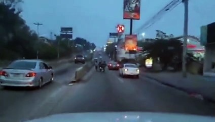 Jóvenes en bicicleta arriesgan su vida en Tegucigalpa