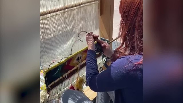 Fiera Nautica, Valentina Masala lavora al telaio nella Marina di Porto Rotondo